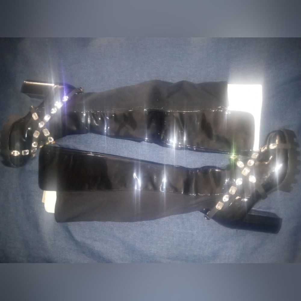 "LUXURIOUS COVERGIRL" Black Patent Leather Knee-High Boots With Rhinestone
